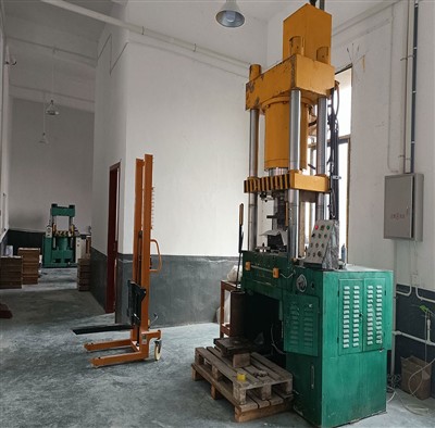 Što se tiče industrijskih specijaliteta: Proces oblikovanja keramike suvim pr...